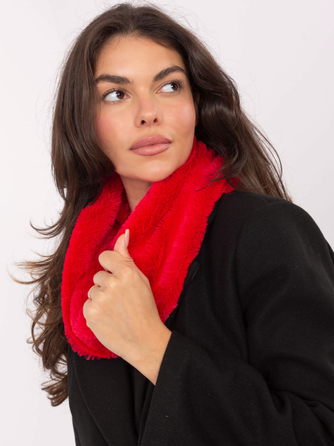 Czerwony przyjemny w dotyku komin