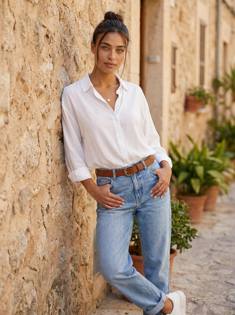 Biała klasyczna koszula z kołnierzykiem