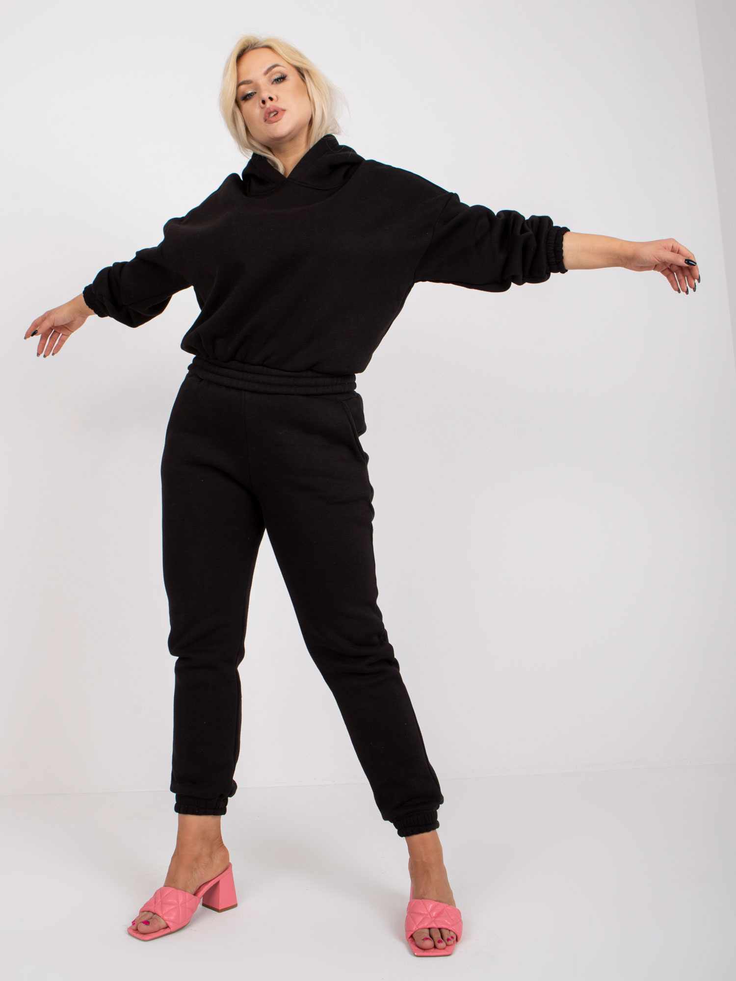 Černý teplákový komplet plus size s kapucí.