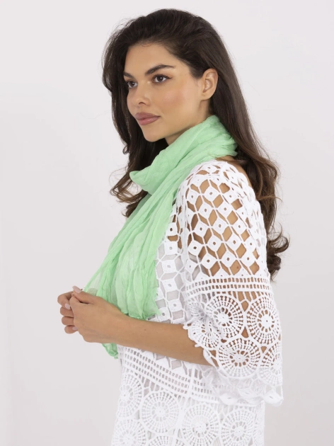 Jasnozielona cienka chusta z marszczeniem