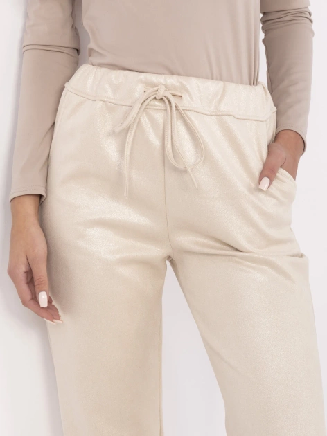 Hurtownia Beżowe zwężane spodnie z połyskiem