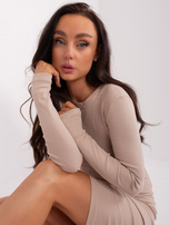 Hurt Jasnobeżowa dopasowana sukienka basic Lara RUE PARIS