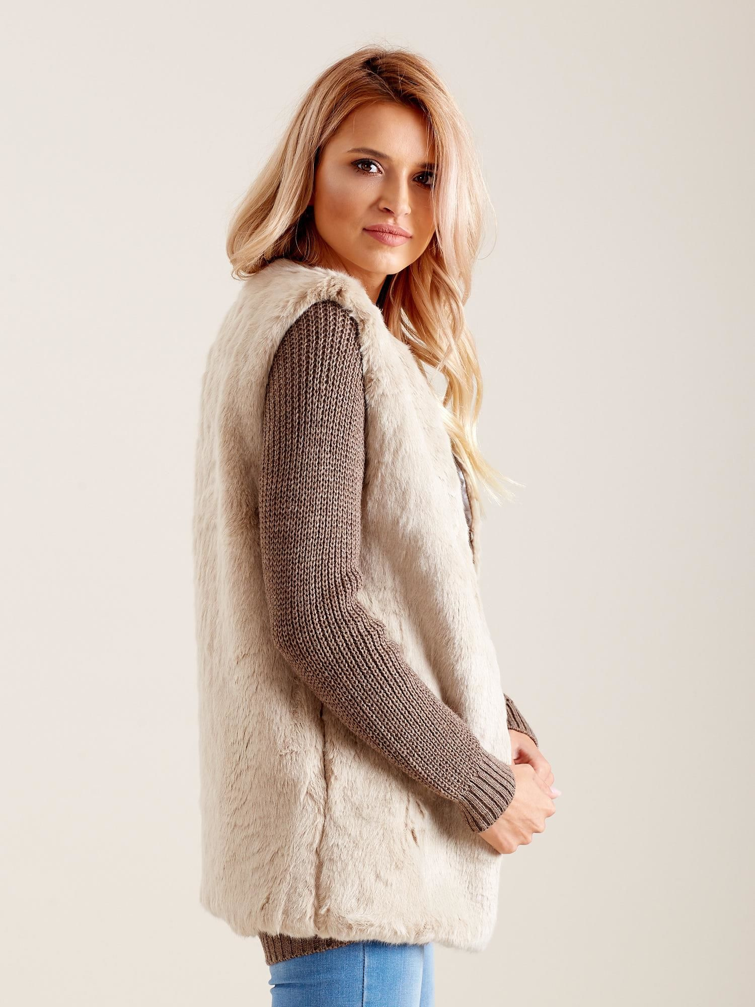 Beige flauschige Weste.
