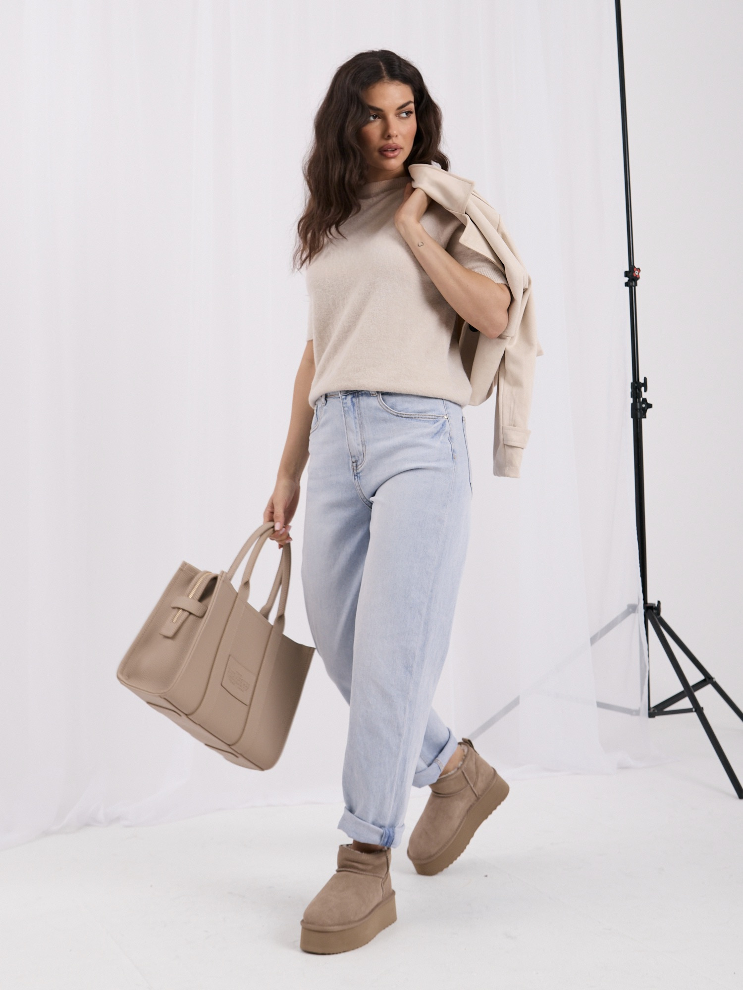 Helle beige Basic-Pullover mit Rundhalsausschnitt.