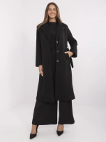 Czarny damski płaszcz z wiązanym paskiem