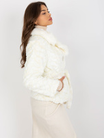Hurt Biała futrzana kurtka zimowa z paskiem wiązanym
