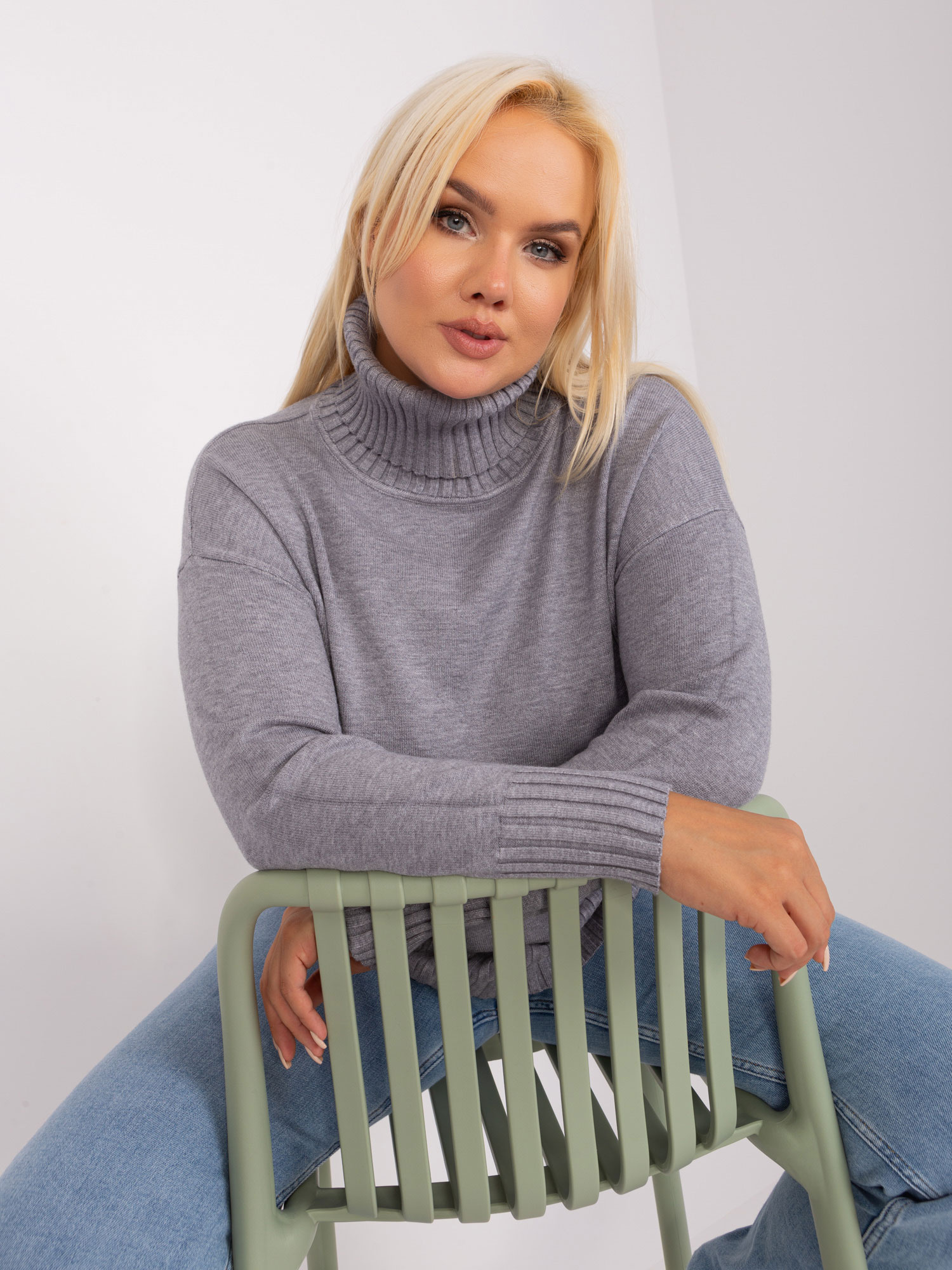 Szary damski sweter plus size z golfem