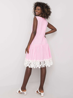Jasnoróżowa sukienka z falbaną Frederica