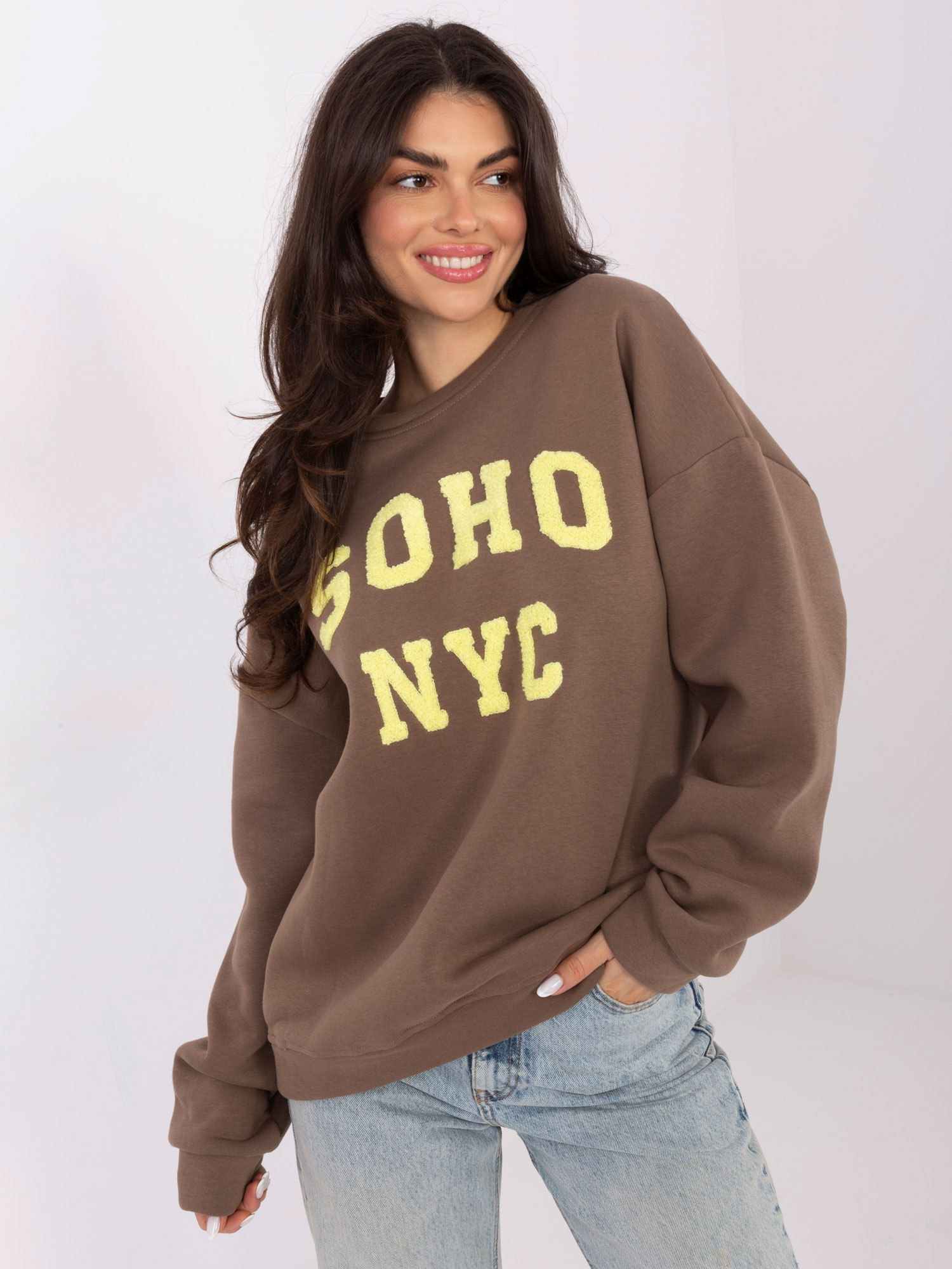 Ciemnobeżowa ocieplana bluza z naszywką 