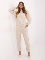  Jasnobeżowy dwuczęściowy komplet z dżetami  