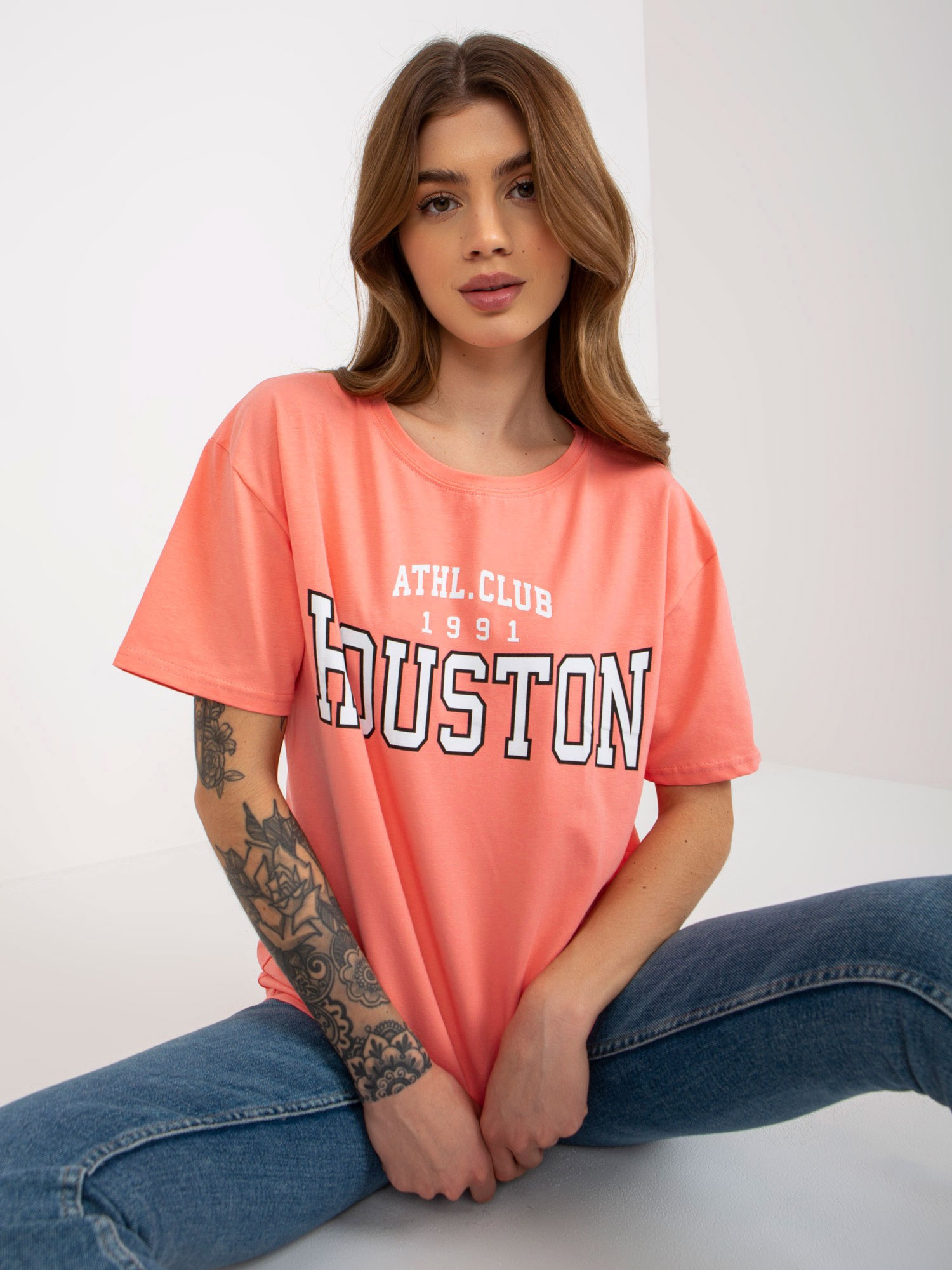 Brzoskwiniowy luźny damski t-shirt z napisem