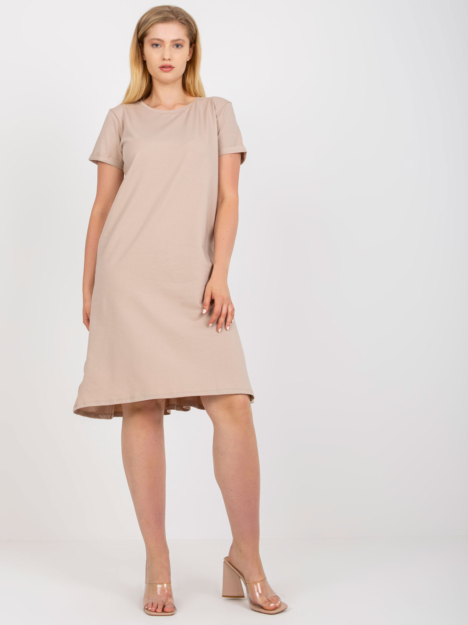 Béžové jednoduché šaty plus size s krátkým rukávem.