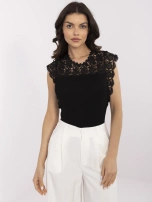 Czarna damska bluzka z koronkowym dekoltem