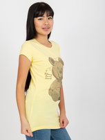 Hurtownia Jasnożółty dopasowany t-shirt z aplikacją misia 