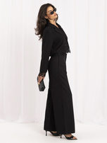 Juodos elegantiškos kelnės su plačiais klešniais.