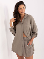 Dunkelbeige, knöpfbare Bluse aus Musselin.