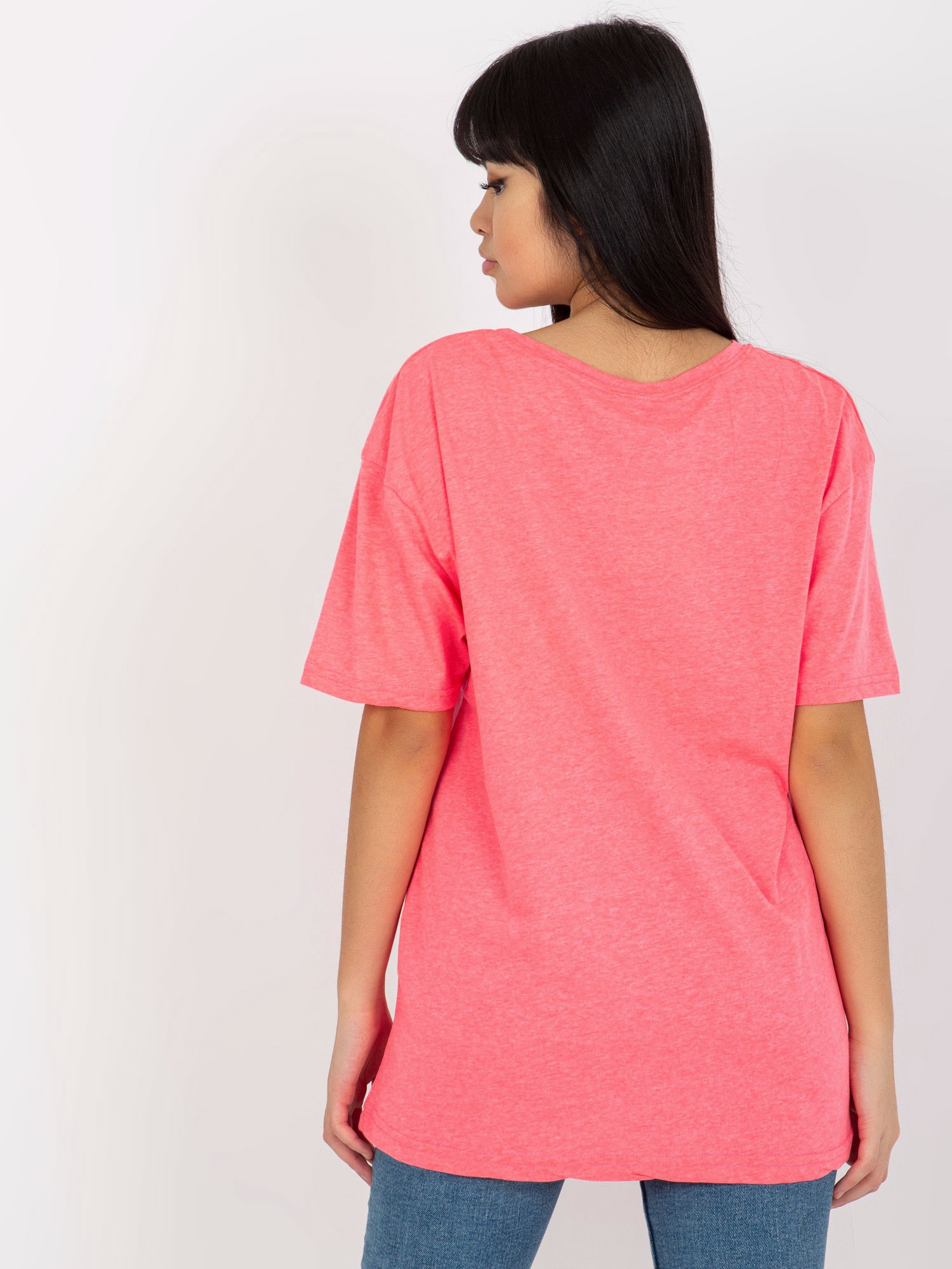 Hurtownia Fluo różowy luźny damski t-shirt z napisem 
