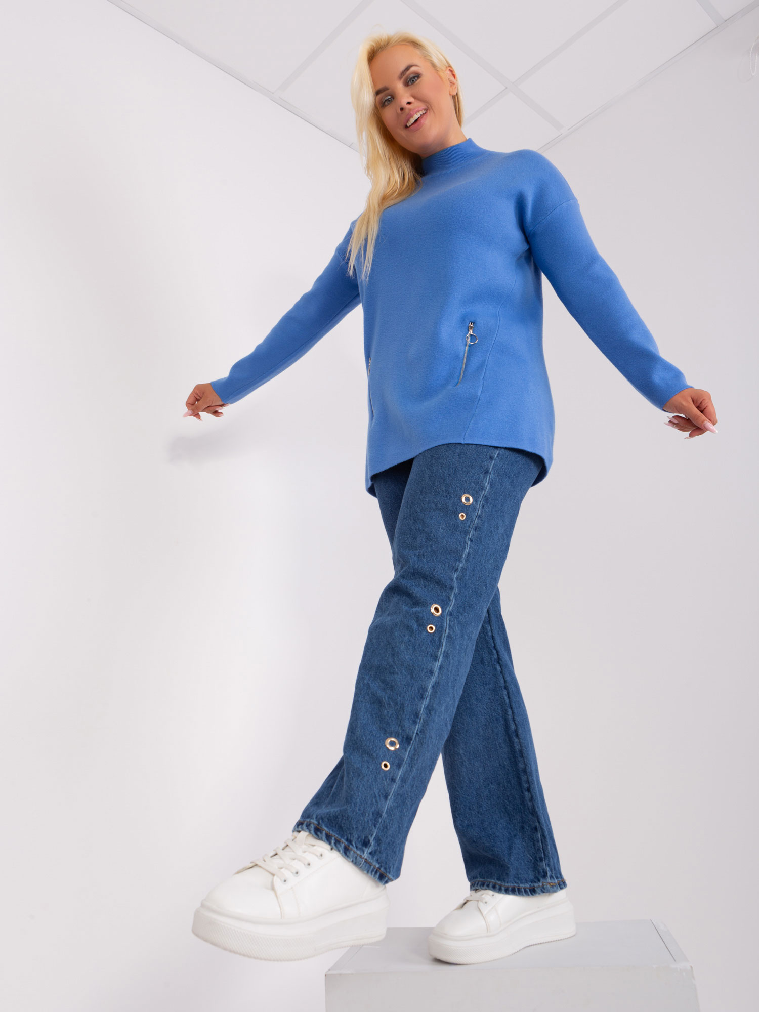 Niebieski damski sweter plus size z półgolfem