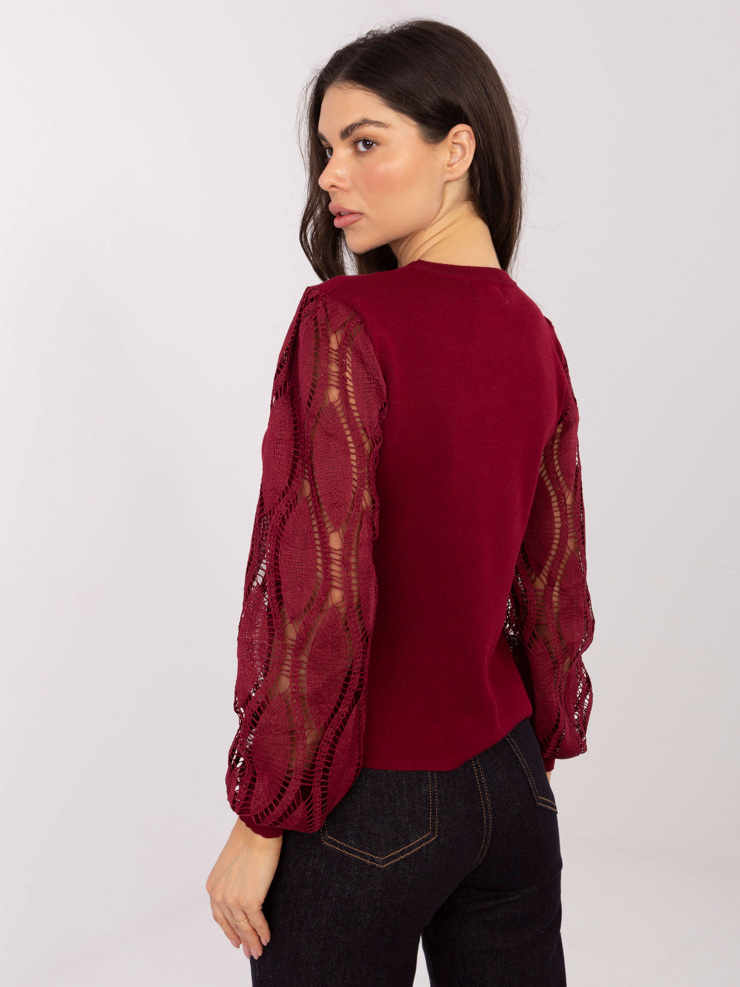 Burgundy sweater made of ribbed knit.