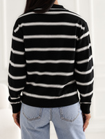 Schwarzer lässiger Pullover mit Kragen.