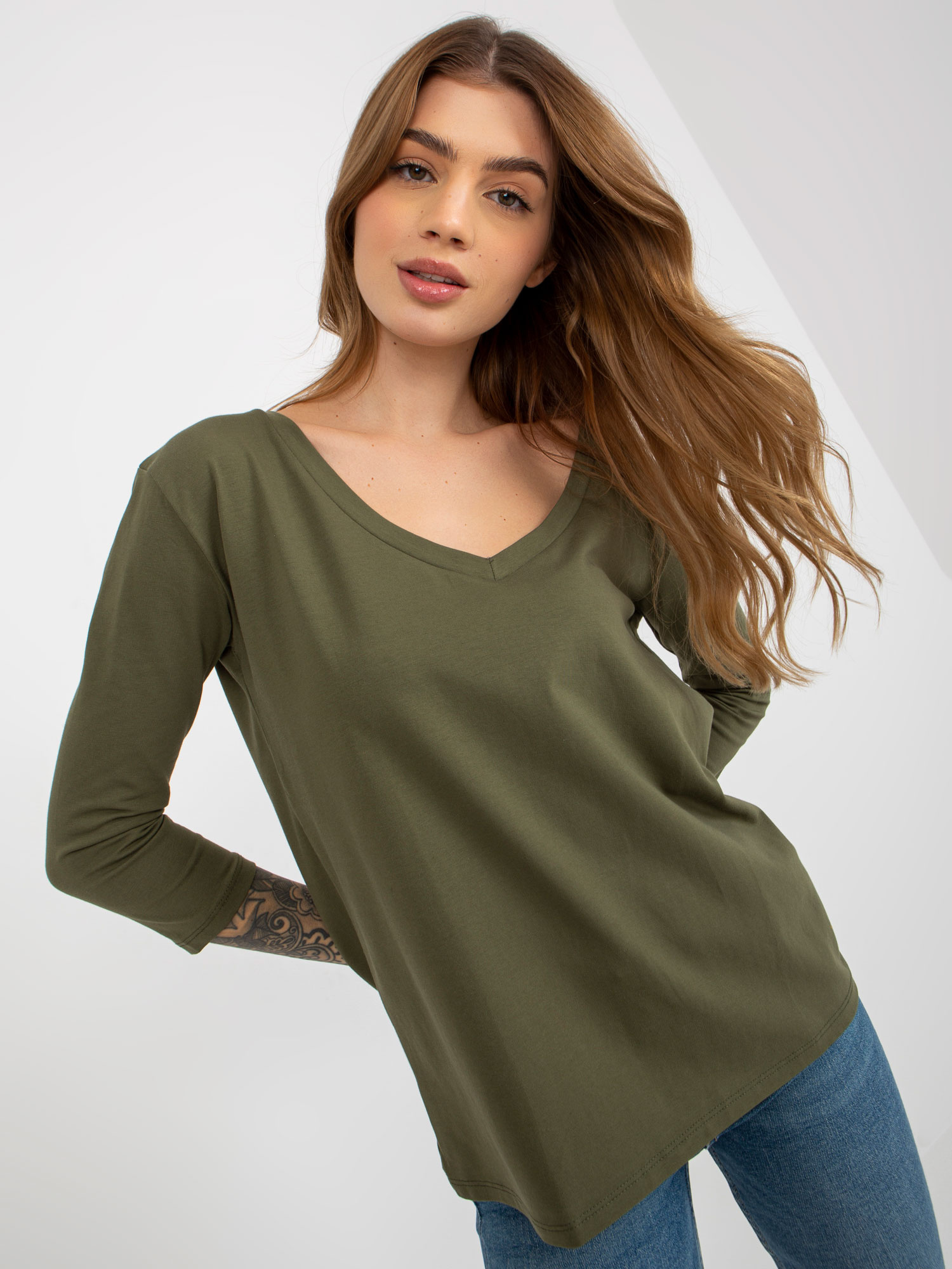 Khaki bawełniana bluzka basic z dekoltem w serek