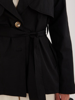 Czarny krótki płaszcz o kroju trencza RUE PARIS 