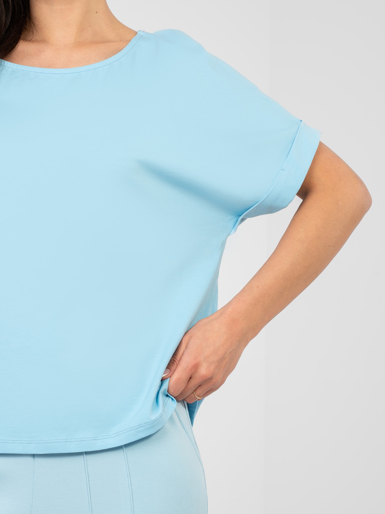 Pastelowa niebieska bluzka basic o kroju oversize RUE PARIS 