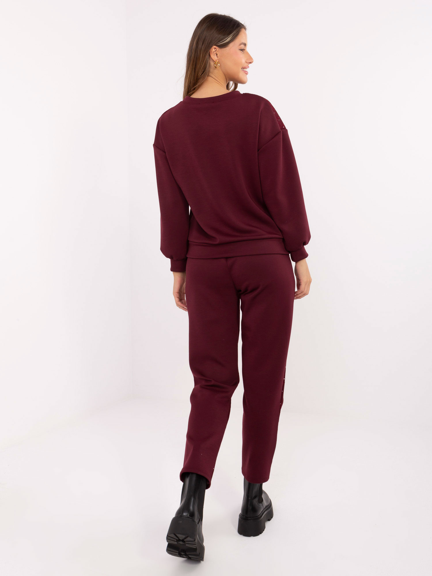 Burgundijski casual komplet z aplikacijami.