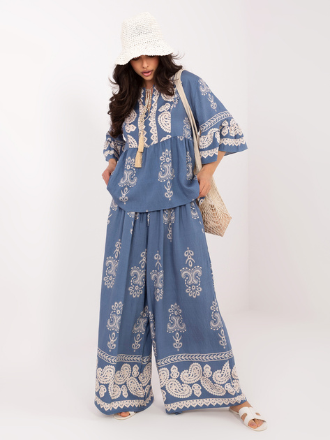 Niebieski letni komplet we wzory