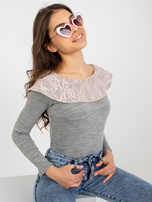 Hurt Szaro-jasnoróżowa bluzka z koronkowym wykończeniem