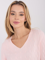 Jasnoróżowy sweter z miękkiej dzianiny