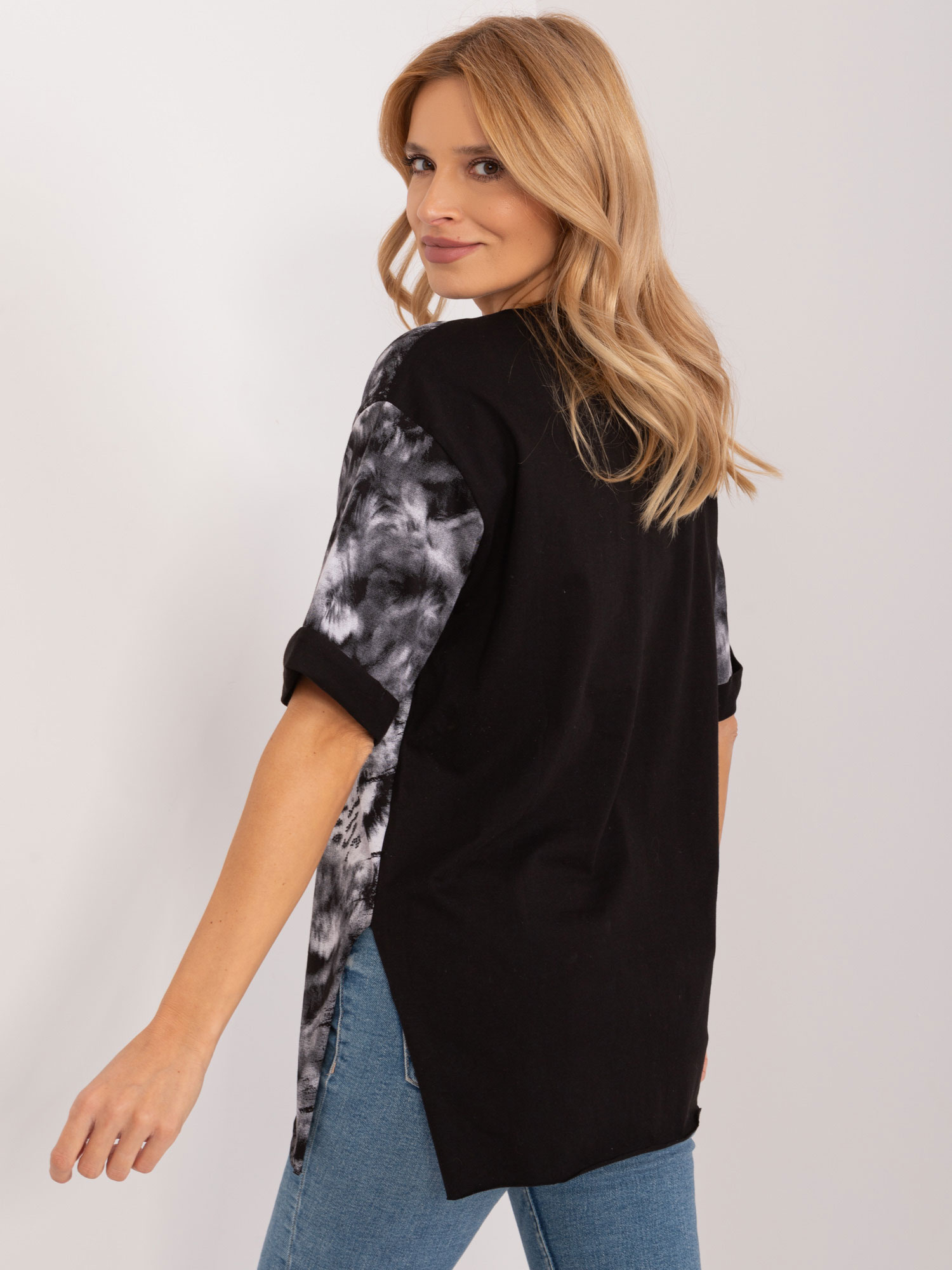 Hurtownia Czarny luźny t-shirt z motywem zwierzęcym