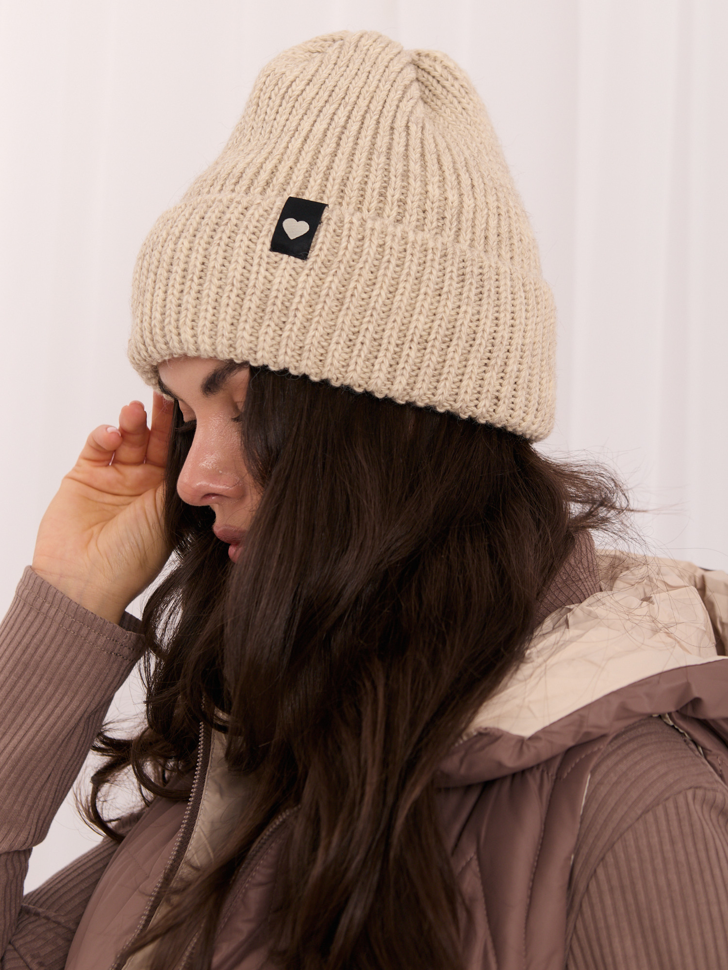 Béžová zimní čepice beanie s proužkem.