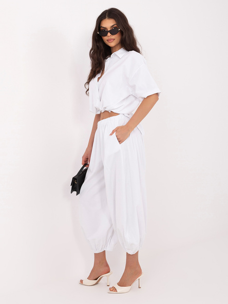 Białe spadochronowe spodnie z sztruksu