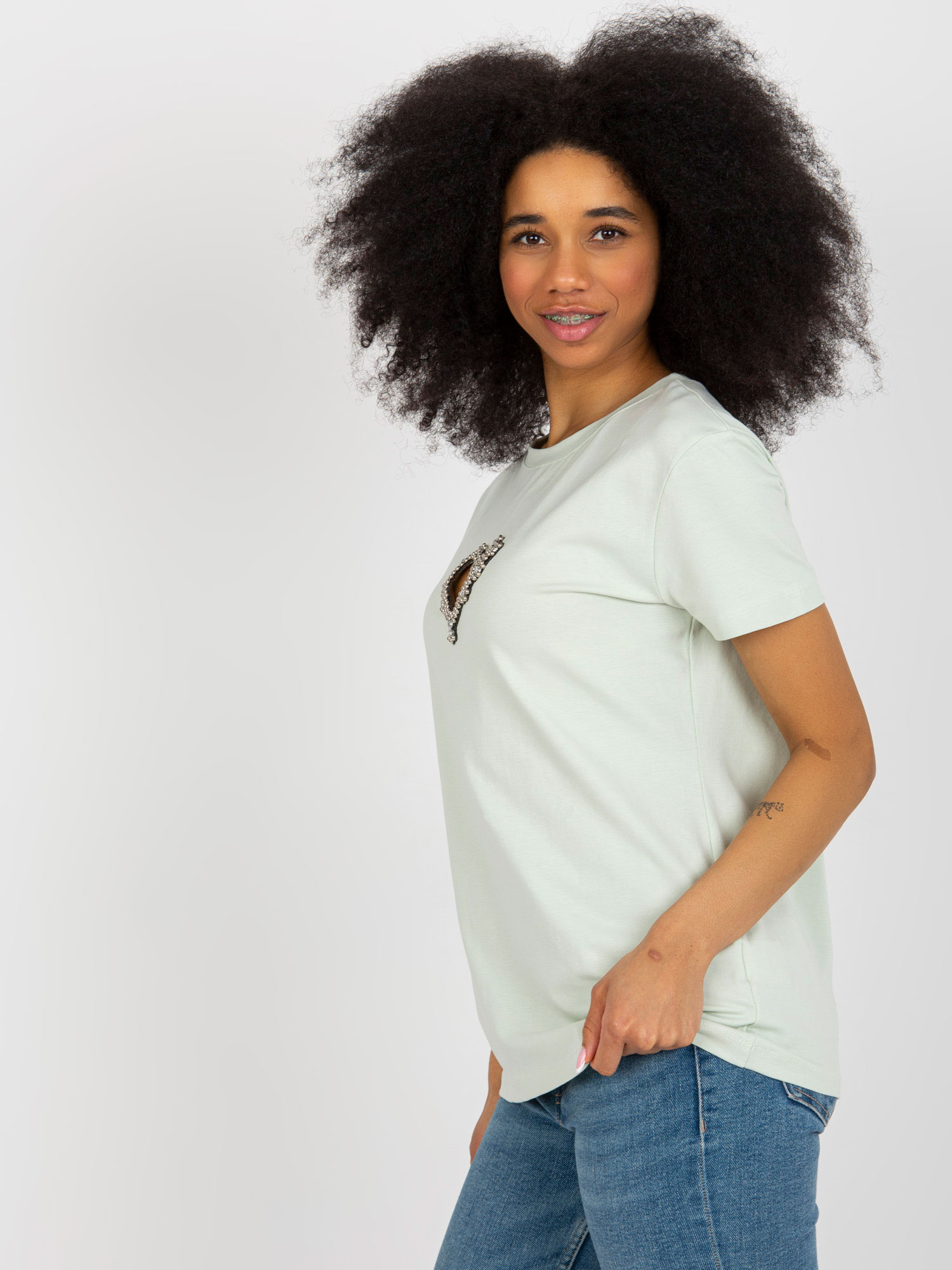 Hurtownia Jasnomiętowy t-shirt z aplikacją i wycięciem