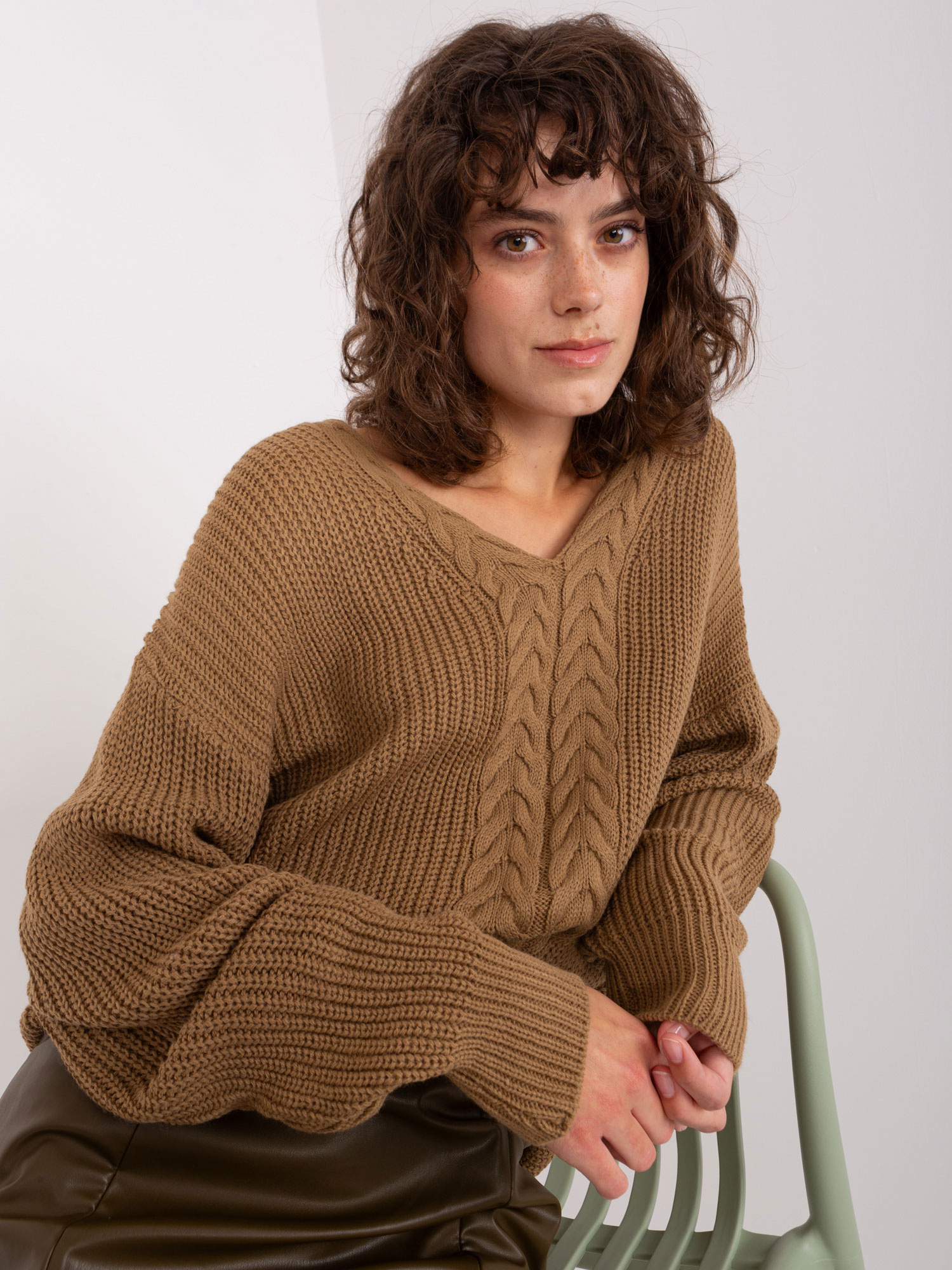 Camelowy sweter klasyczny ze ściągaczami