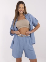 Blaue längere Shorts mit Taschen.