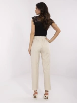 Jasnobeżowe eleganckie spodnie z paskiem