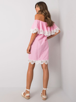 Helle rosa Spitzenkleid von Lee.