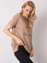Ciemnobeżowy t-shirt z napisem Elani