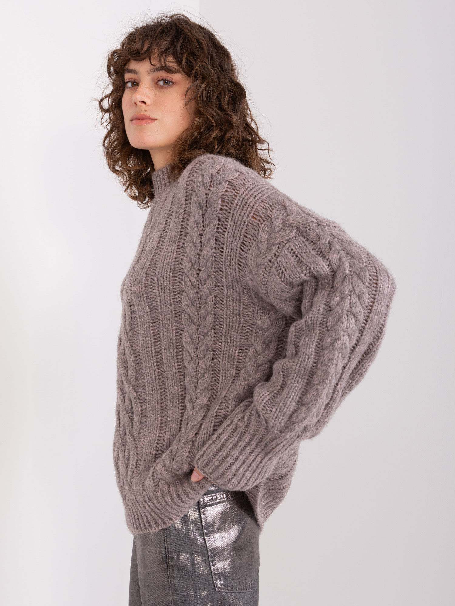 Ciemnoszary damski sweter w warkoczowe sploty