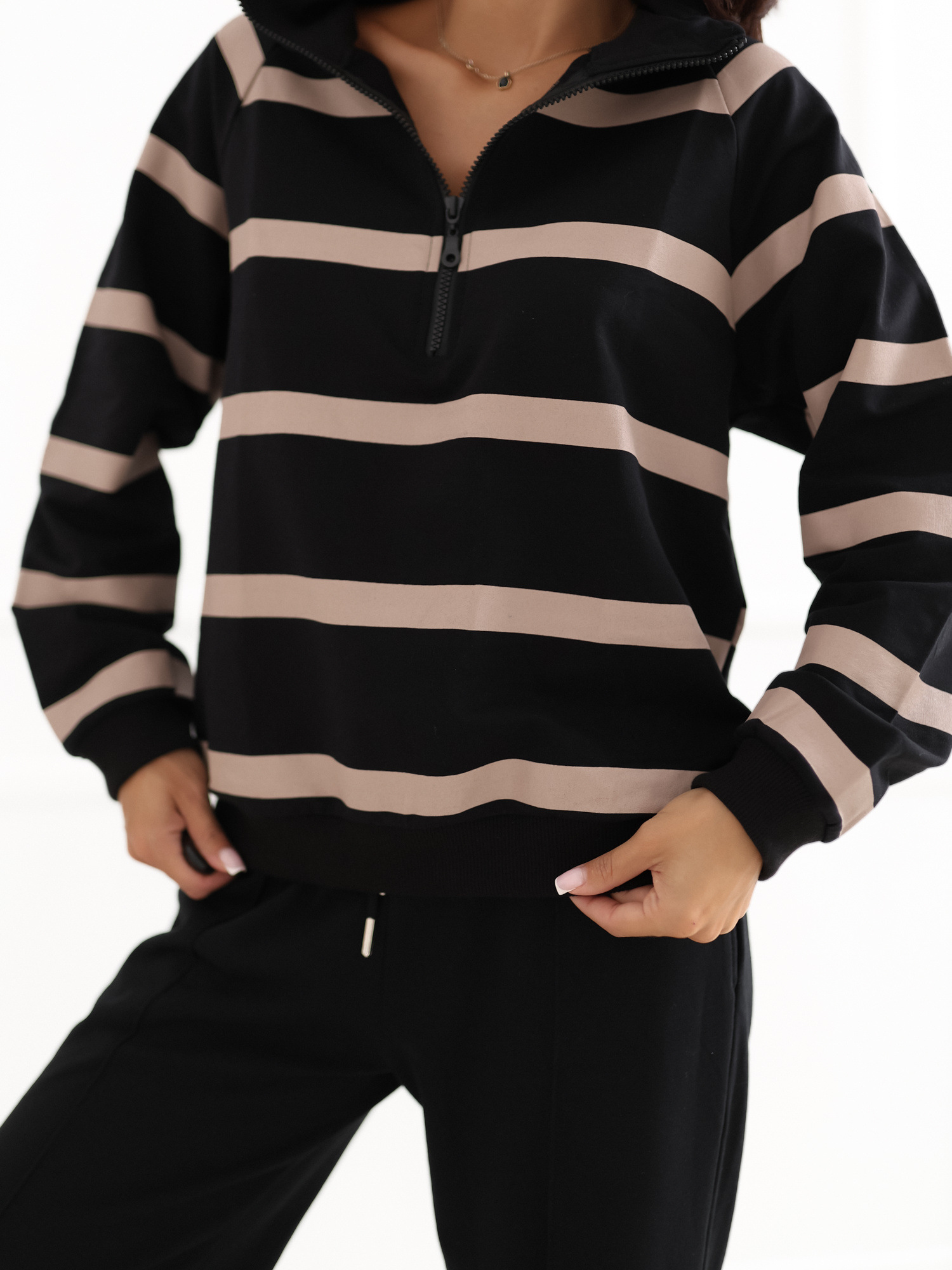 Schwarzer Baumwollpullover mit Streifen.