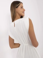 Ecru plisowana sukienka z paskiem 
