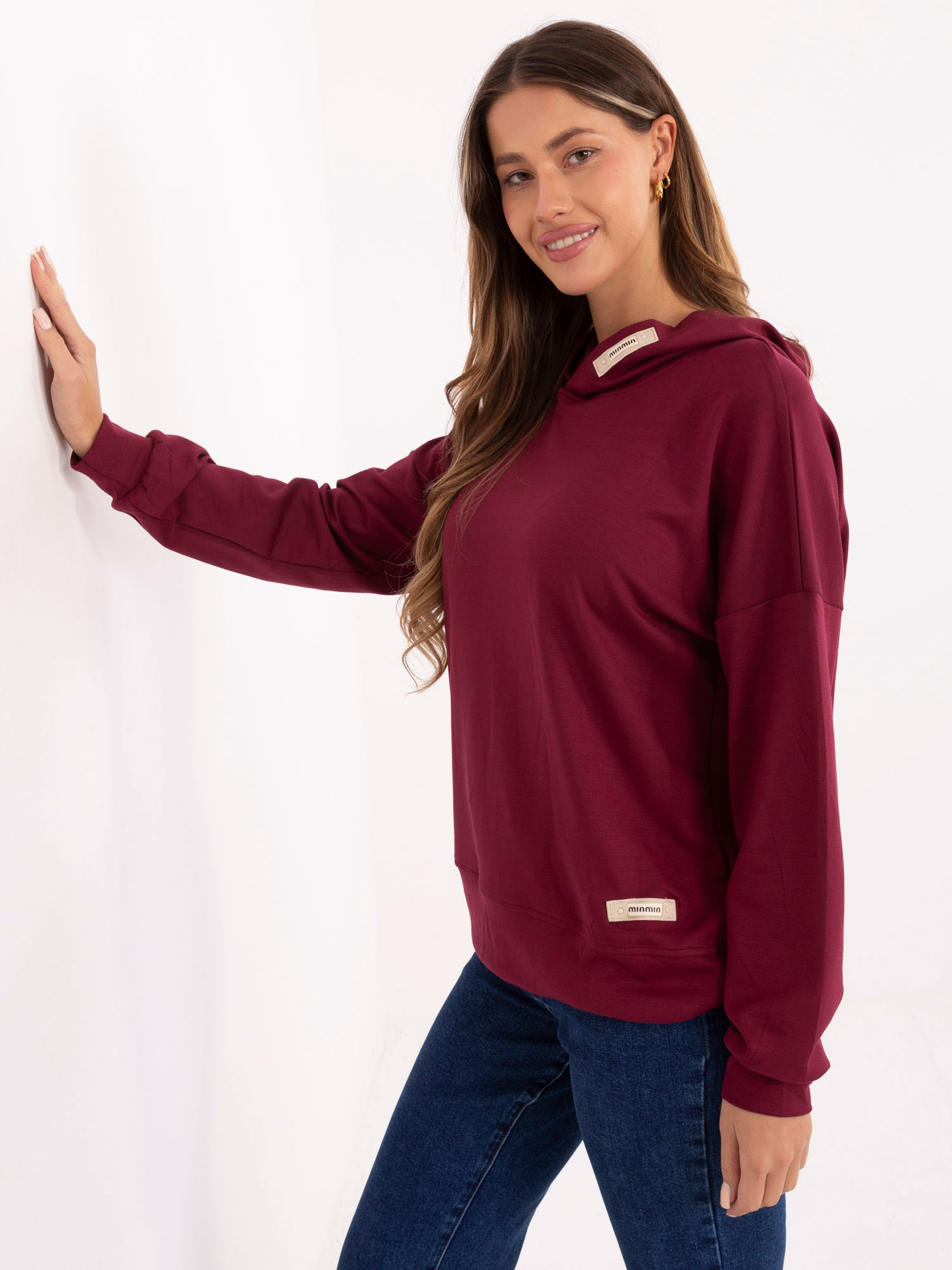 Burgundy women's sweatshirt with patches.