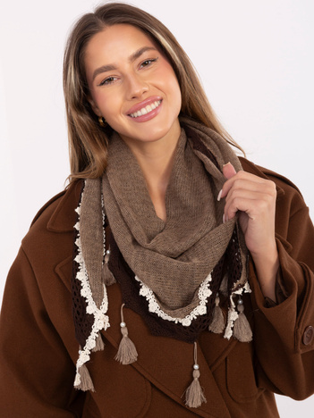 Brązowa trójkątna chusta z frędzlami