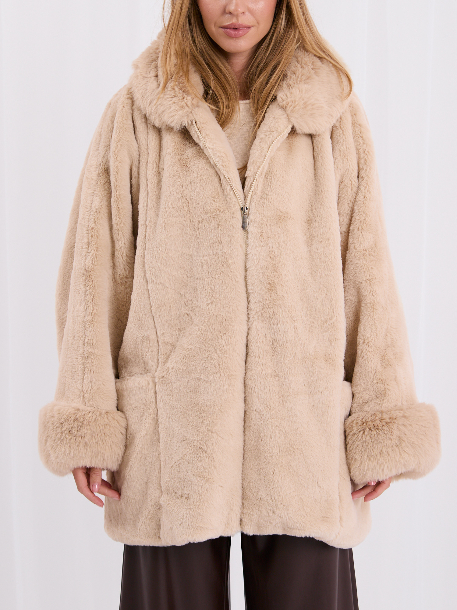 Světlobéžový kabát z ekologického kožešinového materiálu na zip.