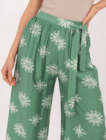 Zielone letnie spodnie we wzory