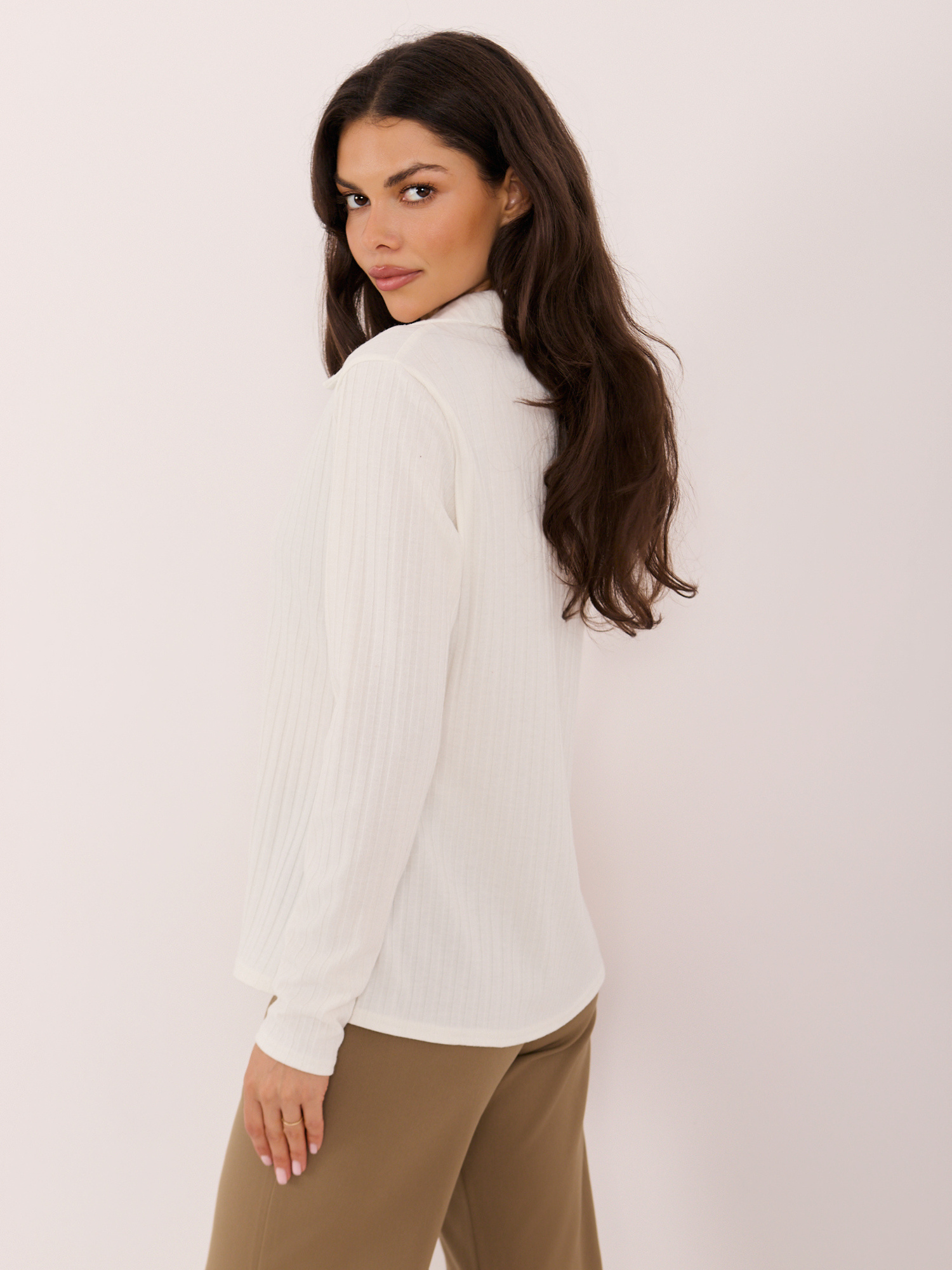 Ecru elegant blouse with a collar.