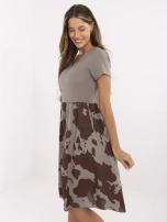 Ciemnobeżowa sukienka z krótkim rękawem