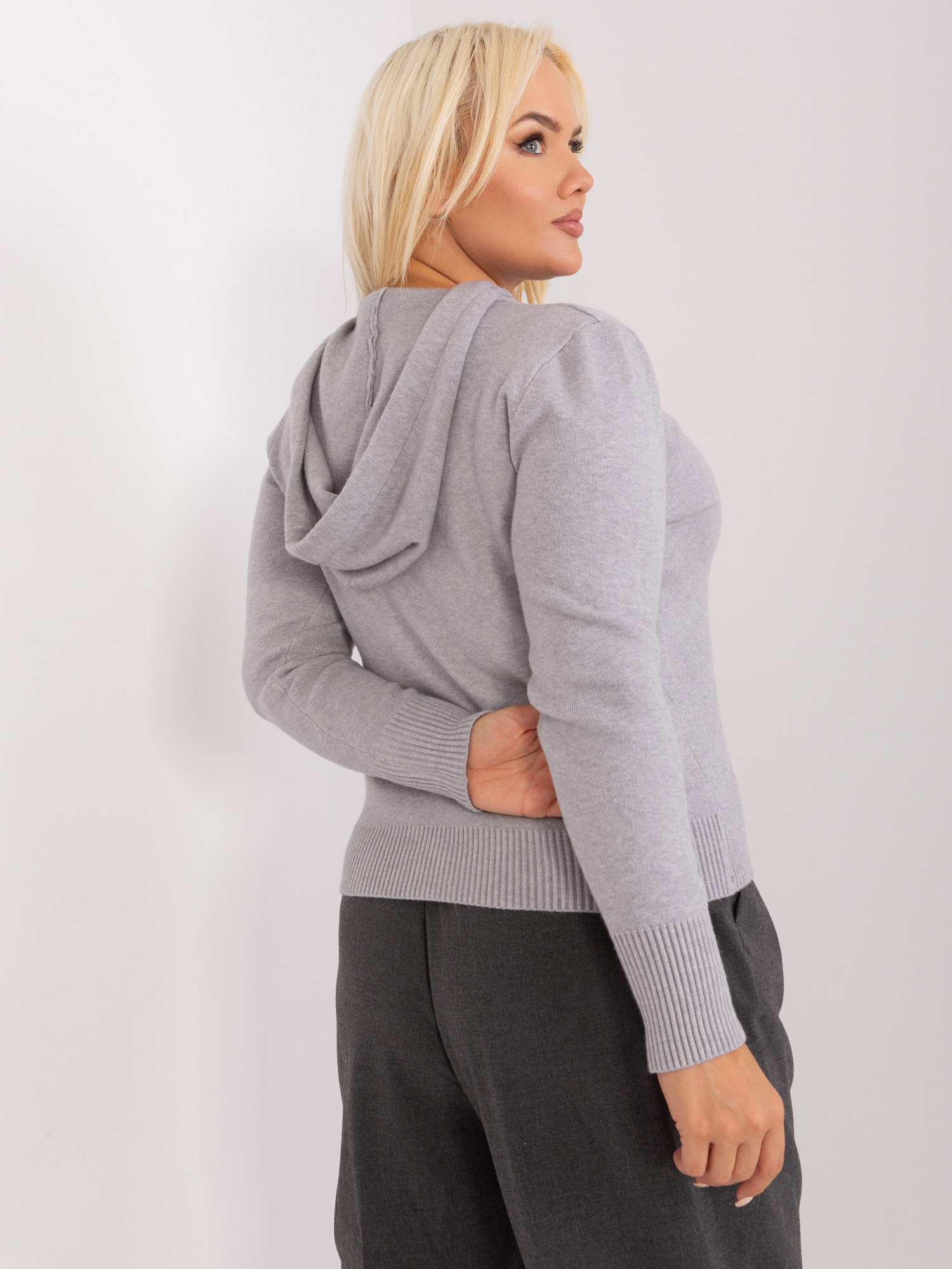 Szary sweter plus size z troczkami